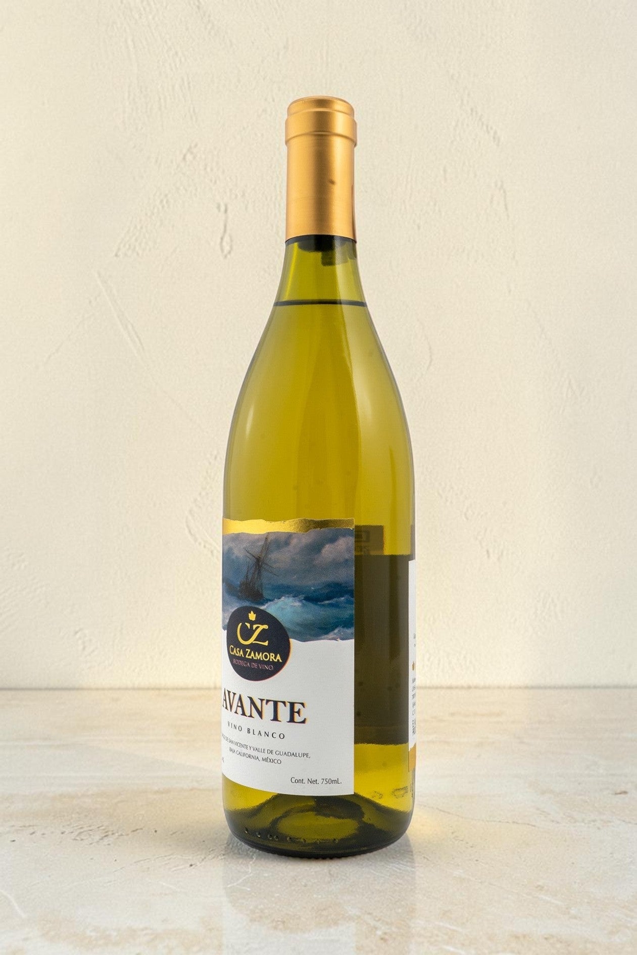 Botella de vino blanco Wellnex Avante con etiqueta ilustrada de un barco en el mar sobre fondo neutro