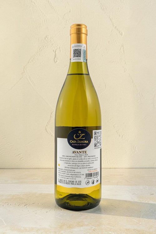 Botella de vino blanco Avante de Wellnex con etiqueta Casa Zamora, notas de frutas tropicales y flores