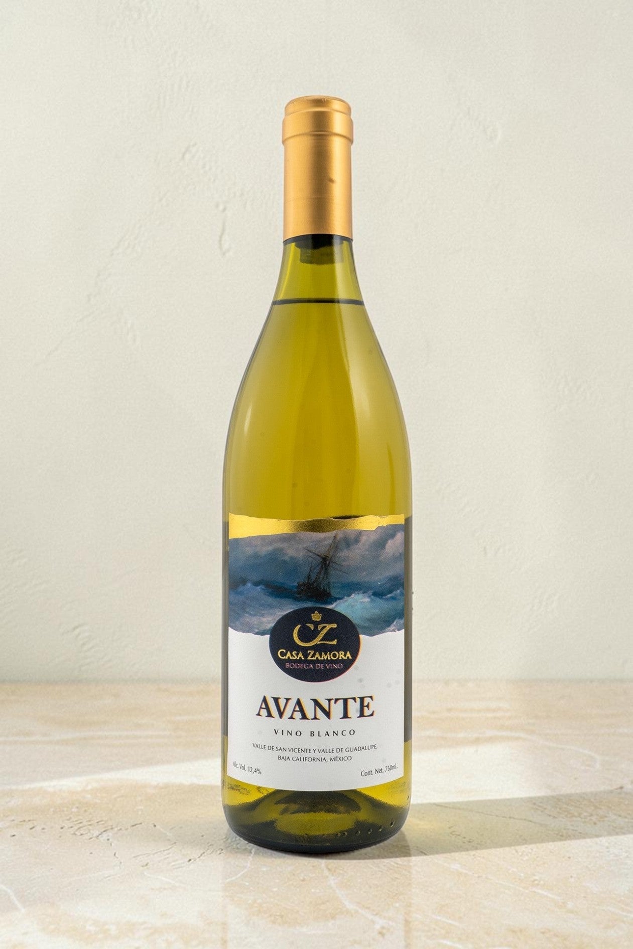Botella de vino blanco Wellnex Avante con etiqueta ilustrada de un barco en el mar y tapón dorado