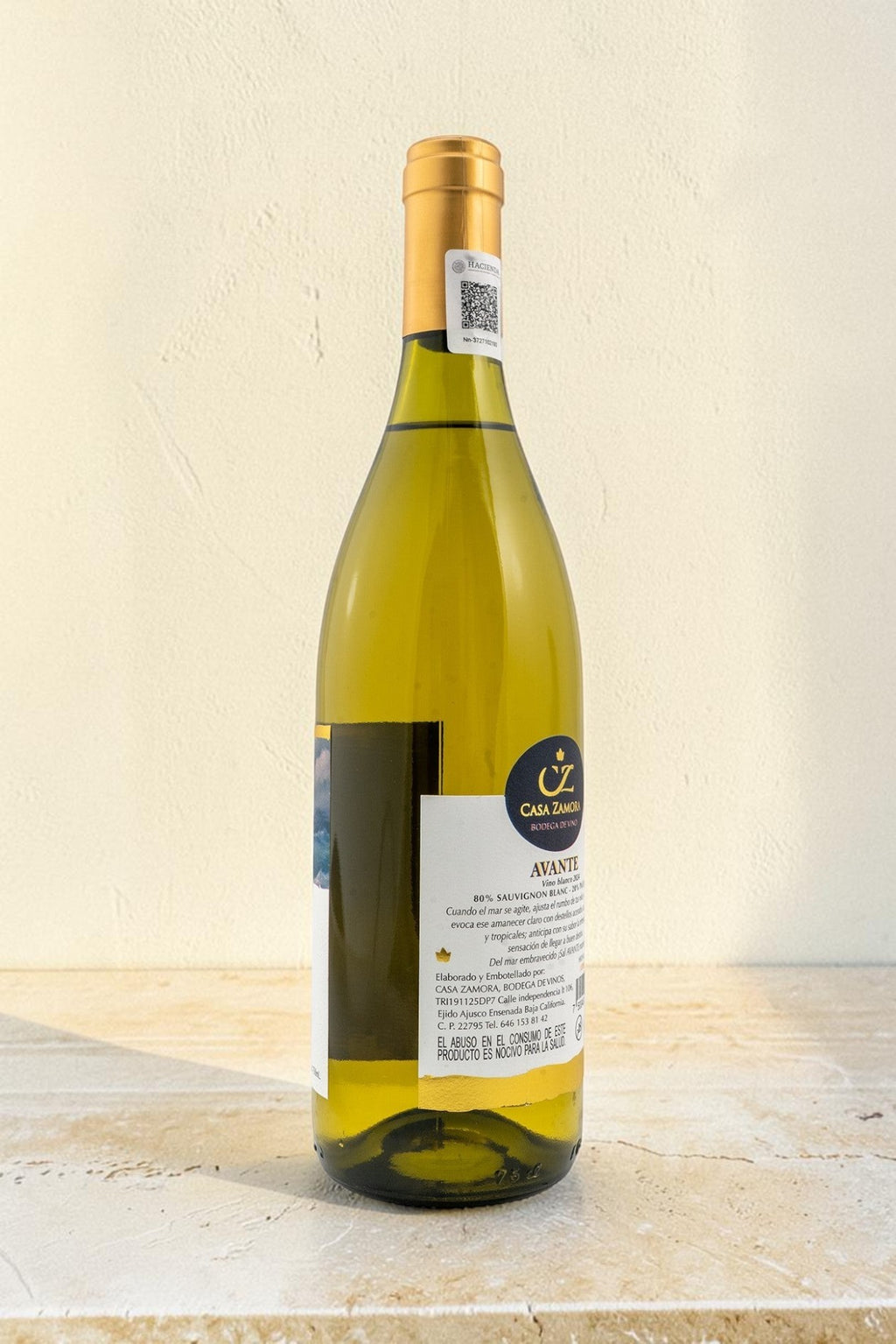 Botella de vino blanco Avante de Wellnex con etiqueta informativa y cápsula dorada sobre fondo neutro