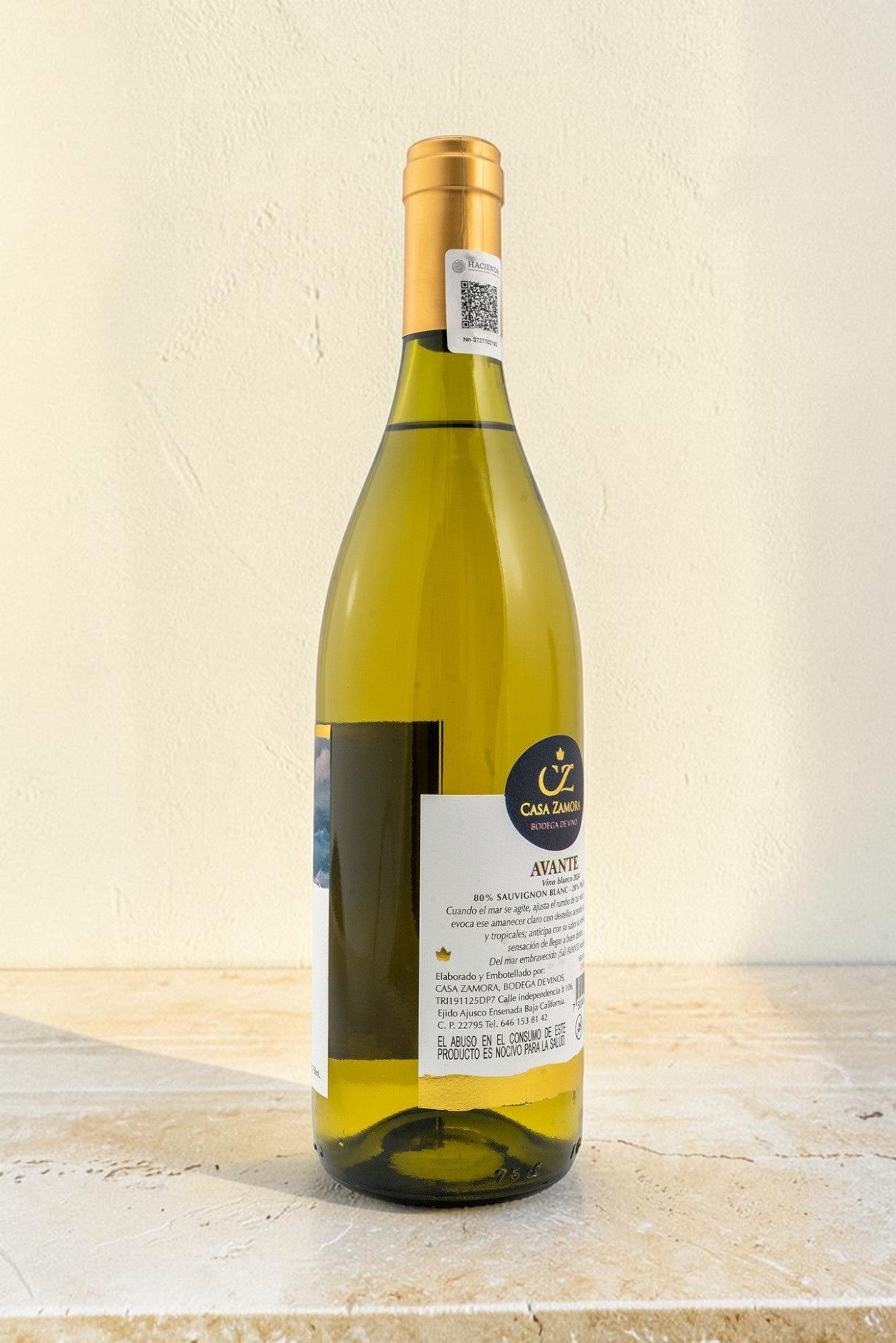 Botella de vino blanco Avante de Wellnex con etiqueta informativa y cápsula dorada sobre fondo neutro