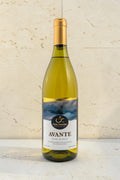 Botella de vino blanco Wellnex Avante con etiqueta ilustrada de un barco en el mar y tapón dorado