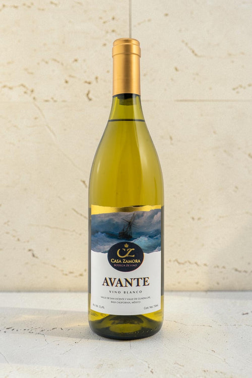 Botella de vino blanco Wellnex Avante con etiqueta ilustrada de un barco en el mar y tapón dorado