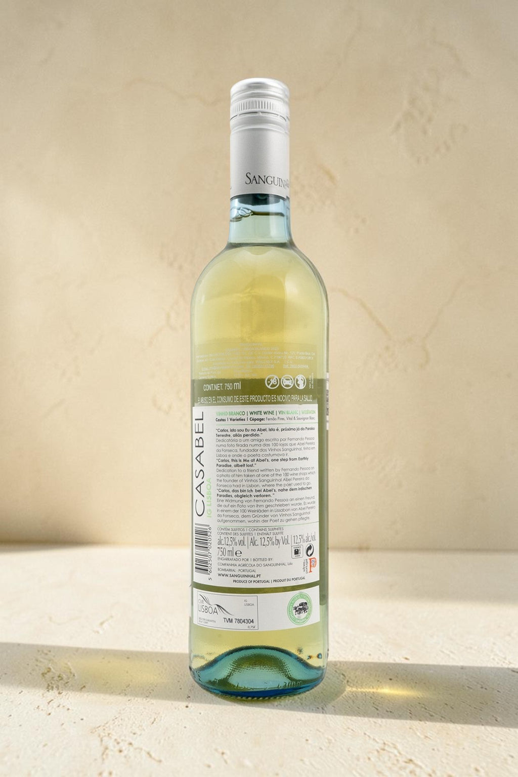 Botella de vino blanco Casabel Blanco de Wellnex con etiqueta detallada sobre fondo neutro