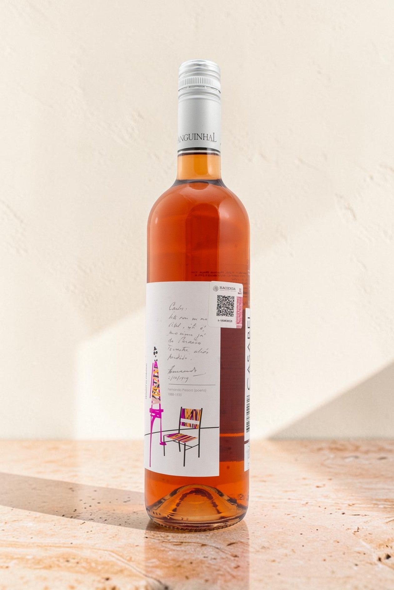Botella de vino rosado Casabel Rosado de Wellnex con etiqueta ilustrada y tonos frescos de frutos rojos