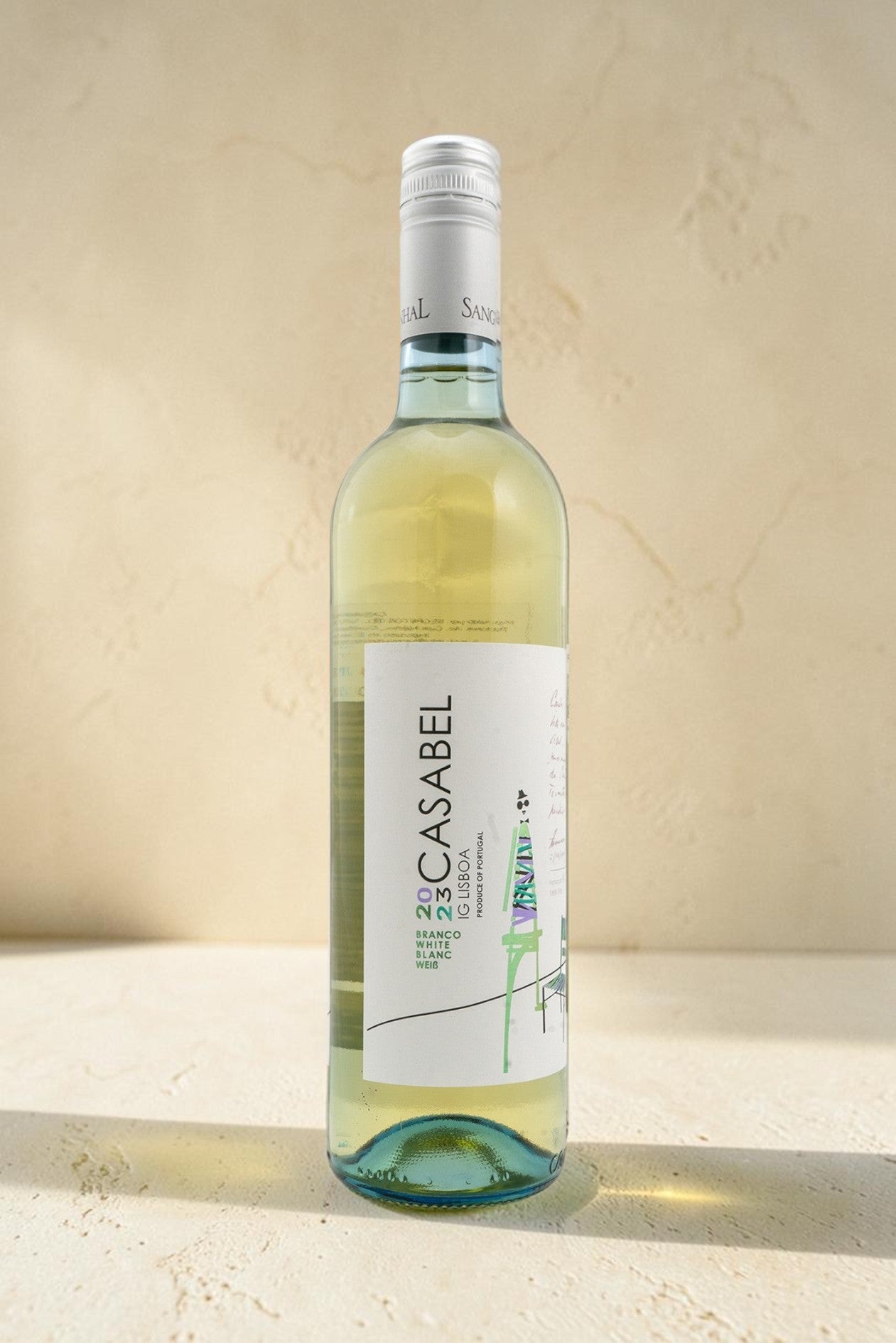Botella de vino blanco Wellnex Casabel con etiqueta ilustrada sobre fondo neutro