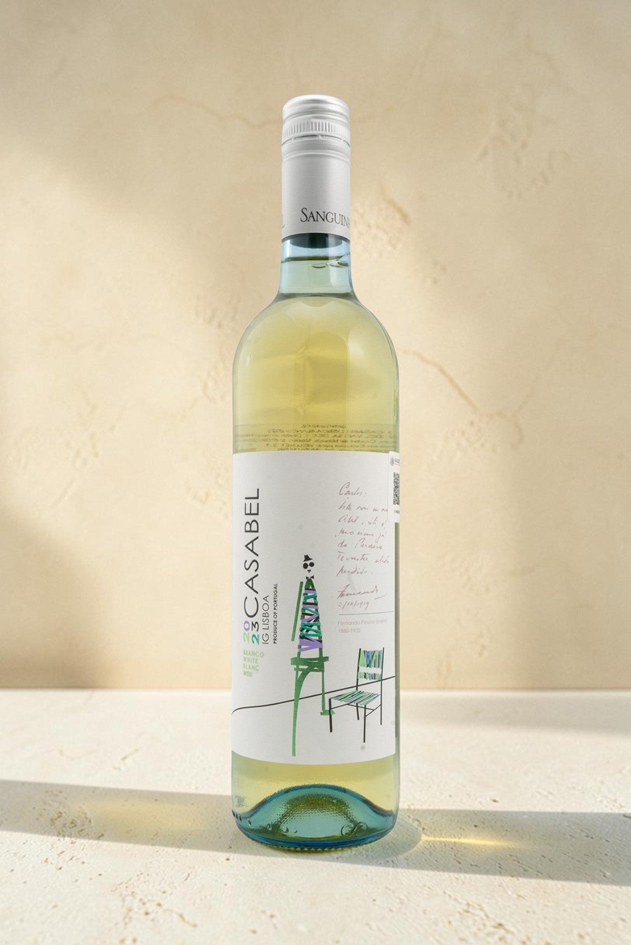 Botella de vino blanco Wellnex Casabel con etiqueta ilustrada sobre fondo neutro