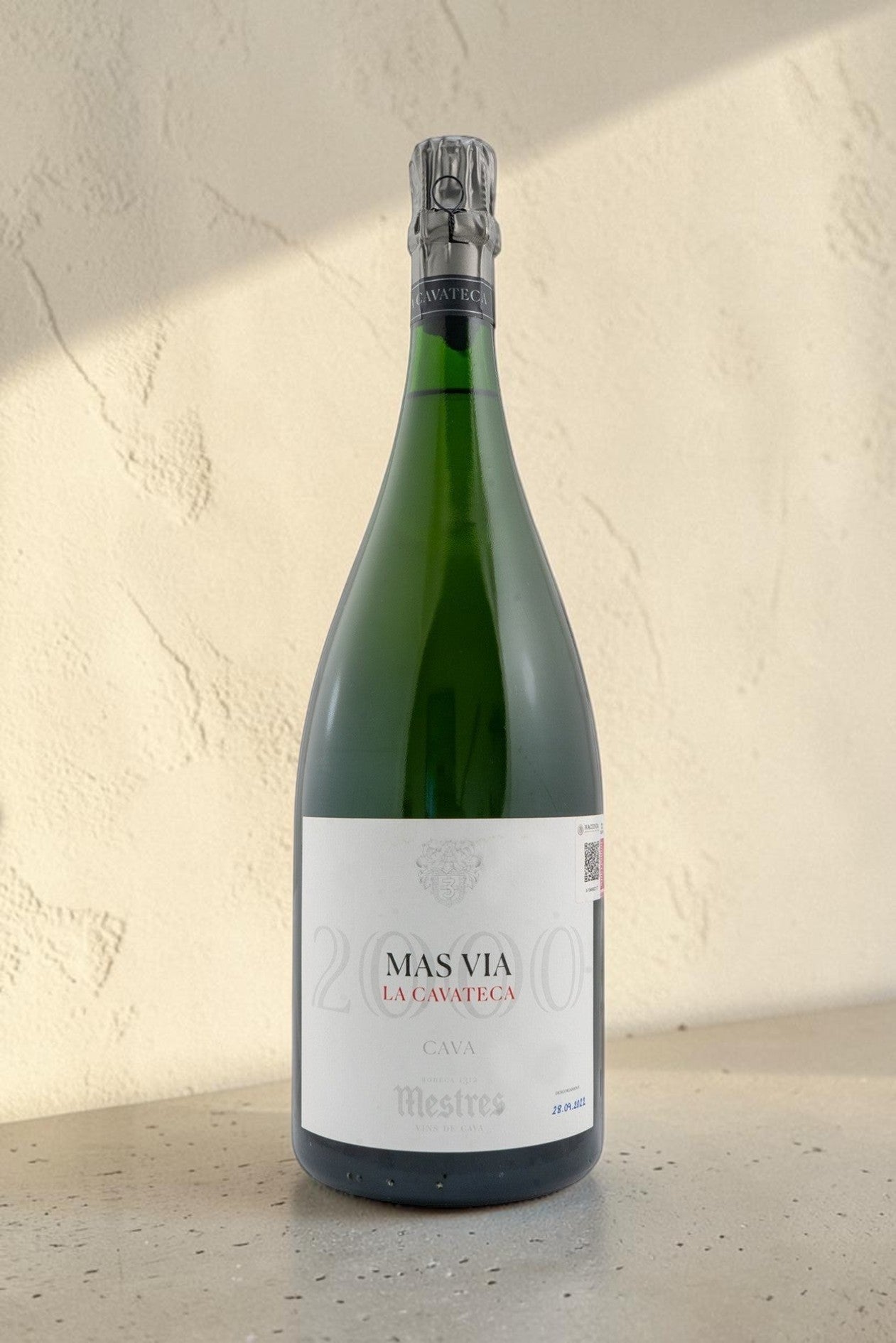 Botella Magnum de cava Mestres Cavateca 2000 Mas Via de Wellnex sobre fondo neutro