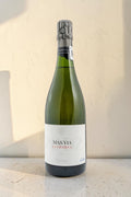 Botella de cava Mestres Cavateca MAS VIA 2002 de Wellnex sobre superficie clara con iluminación natural