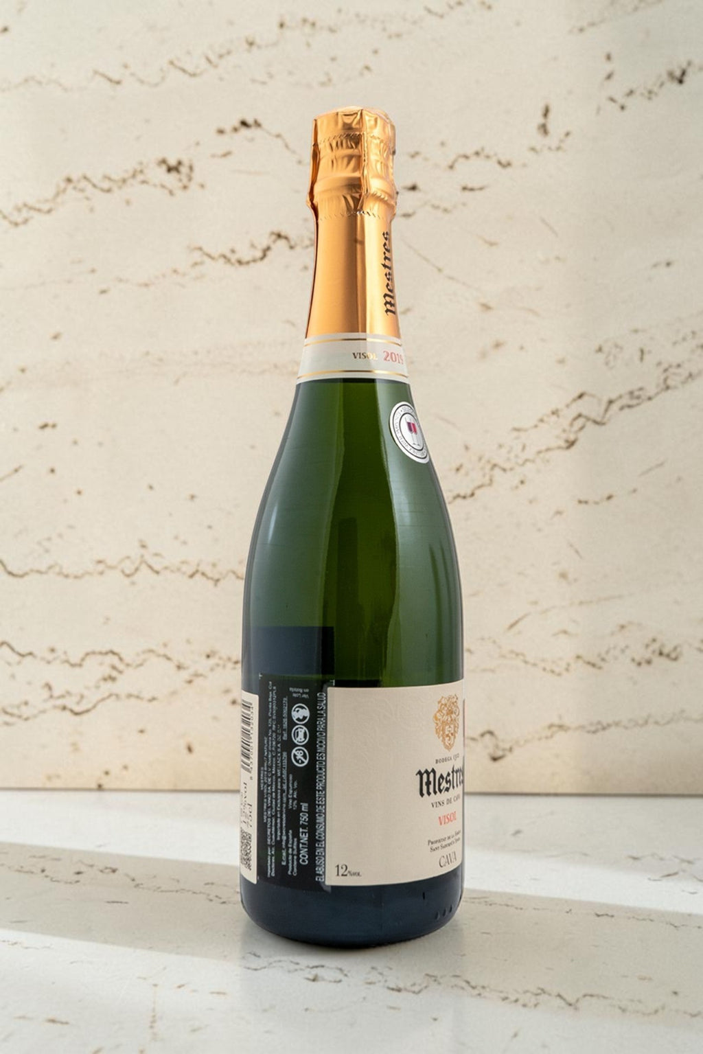 Botella de cava Wellnex Mestres Visol con etiqueta elegante, color amarillo pajizo y burbuja fina