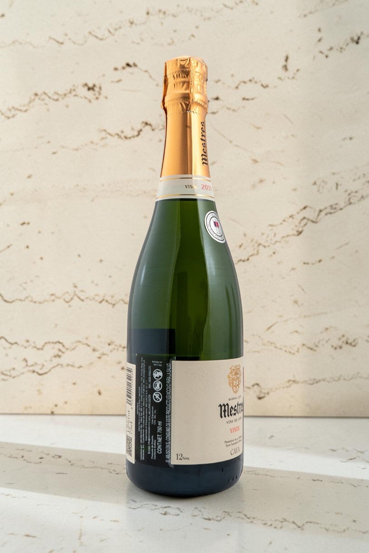 Botella de cava Wellnex Mestres Visol con etiqueta elegante, color amarillo pajizo y burbuja fina