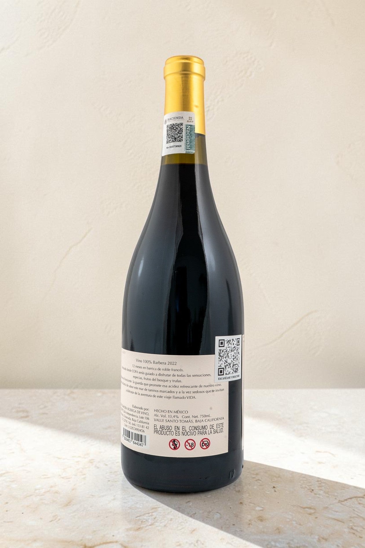 Botella de vino tinto Cofa de Wellnex con etiqueta informativa sobre fondo claro