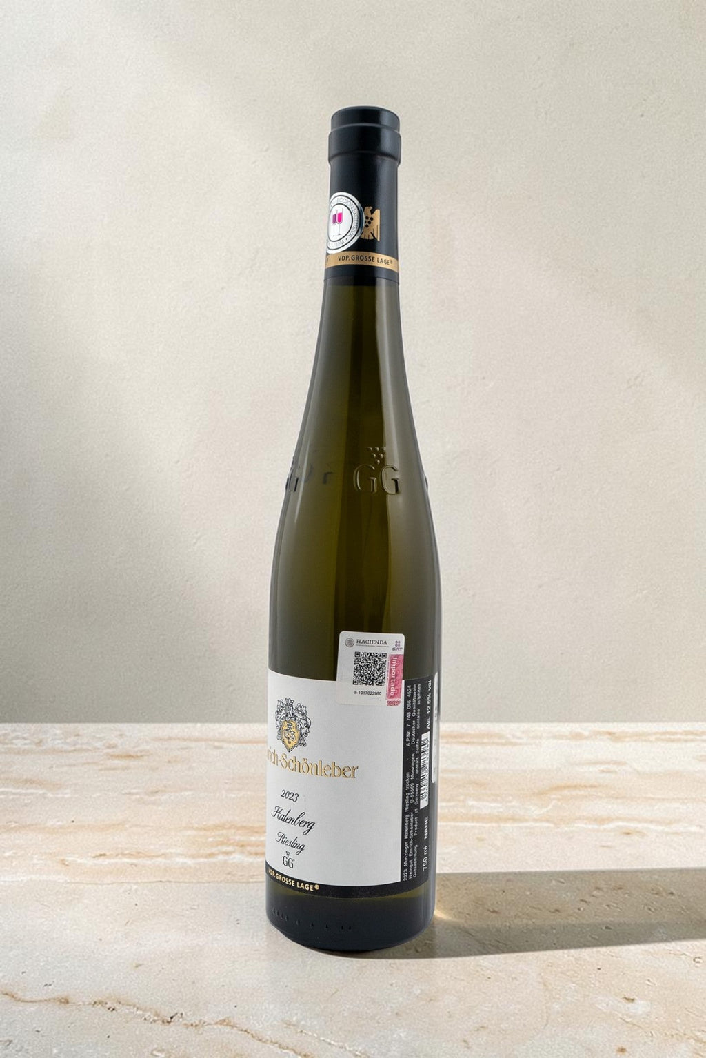 Botella de vino blanco Emrich Schonleber VB Halenberg Riesling GG 2023 de Wellnex sobre superficie de piedra clara