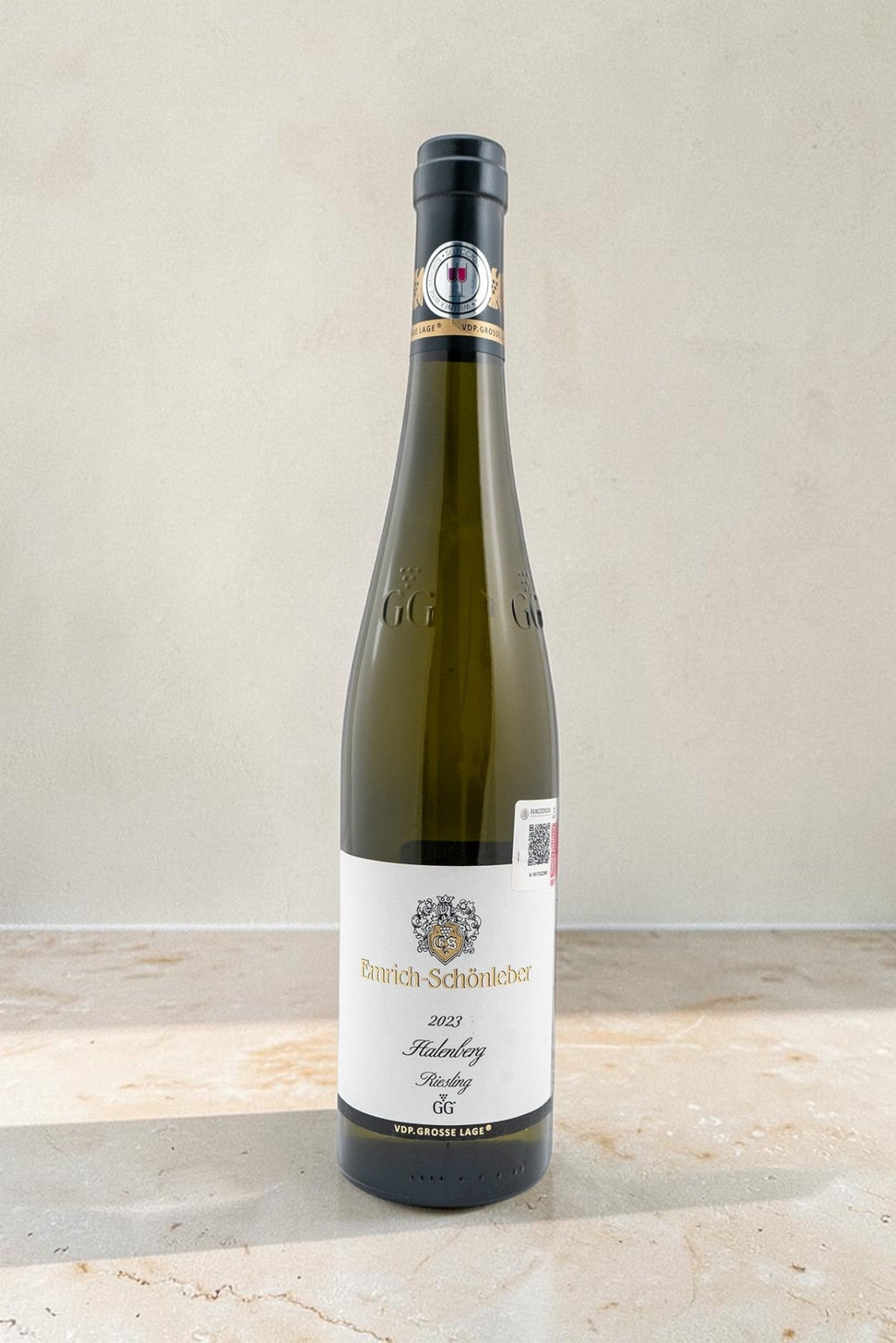 Botella de vino blanco Wellnex Emrich Schonleber VB Halenberg Riesling GG 2023 sobre superficie de piedra clara