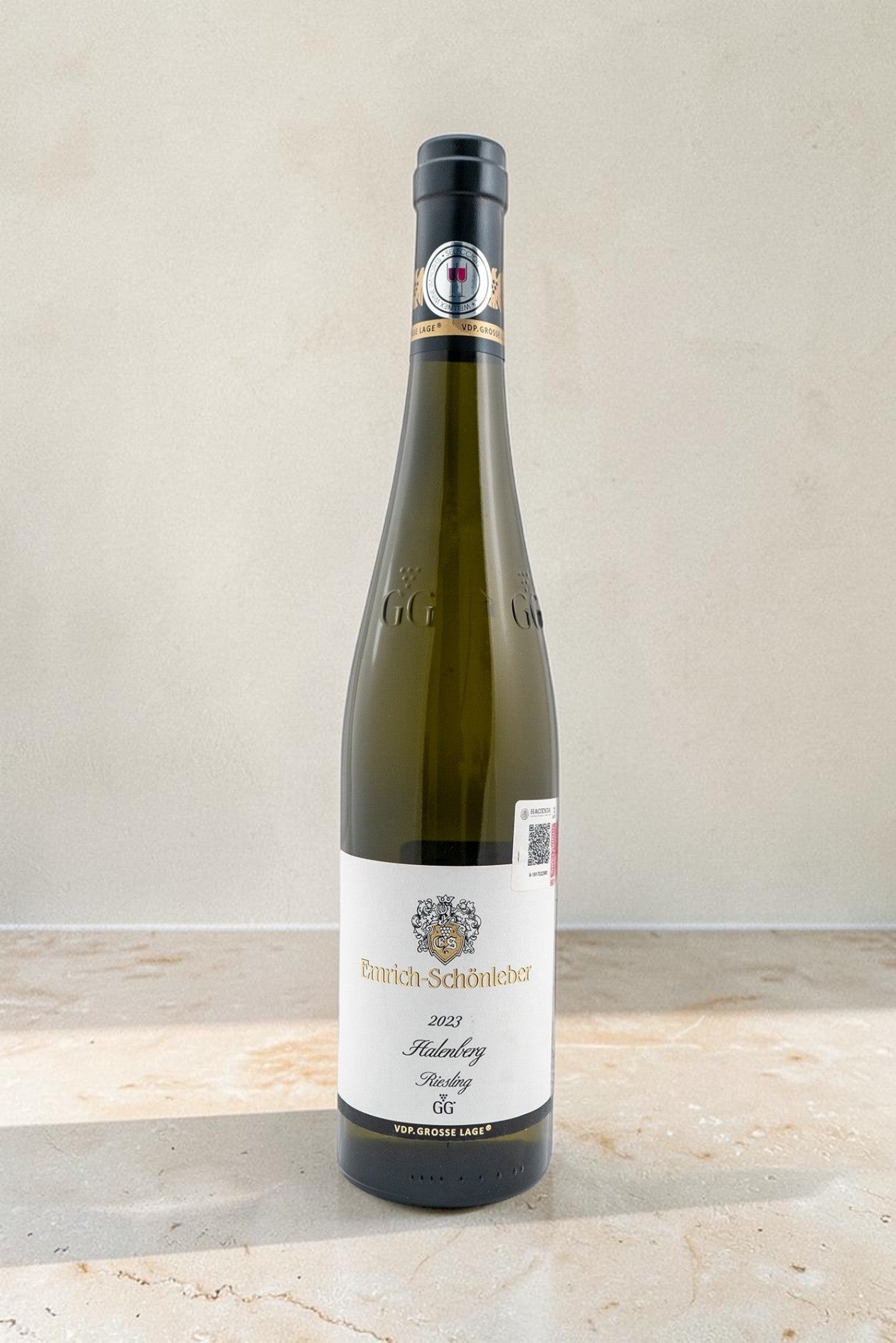 Botella de vino blanco Wellnex Emrich Schonleber VB Halenberg Riesling GG 2023 sobre superficie de piedra clara