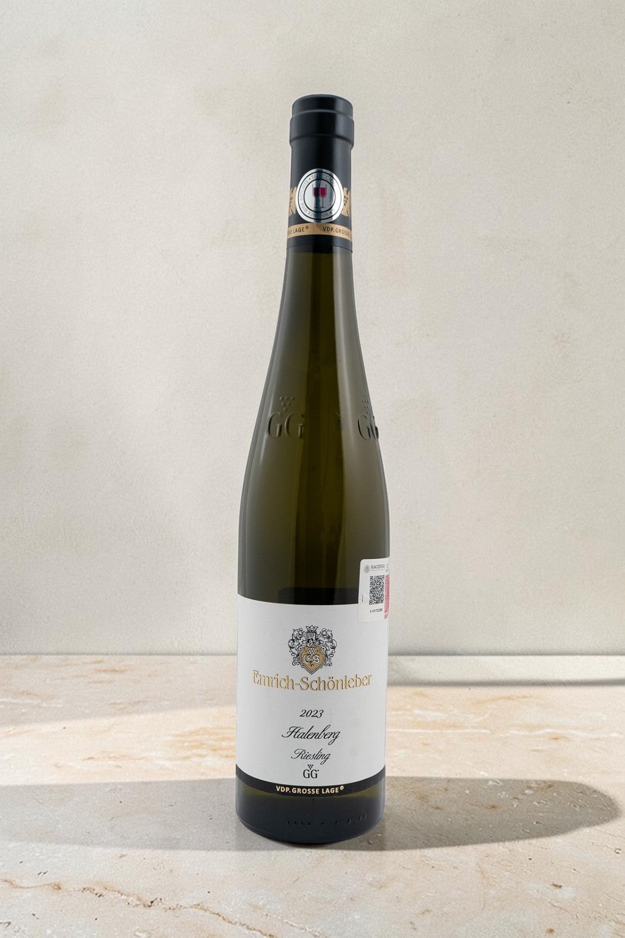 Botella de vino blanco Wellnex Emrich Schonleber VB Halenberg Riesling GG 2023 sobre fondo neutro