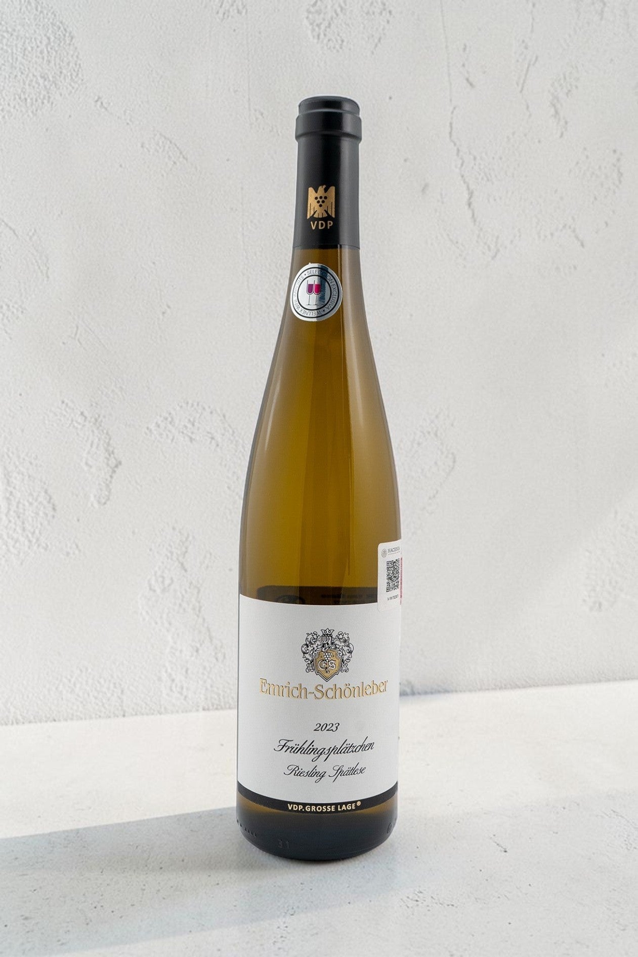 Botella de vino blanco Emrich Schonleber VB Fruhlingsplatzchen Riesling Spatlese de Wellnex sobre fondo blanco