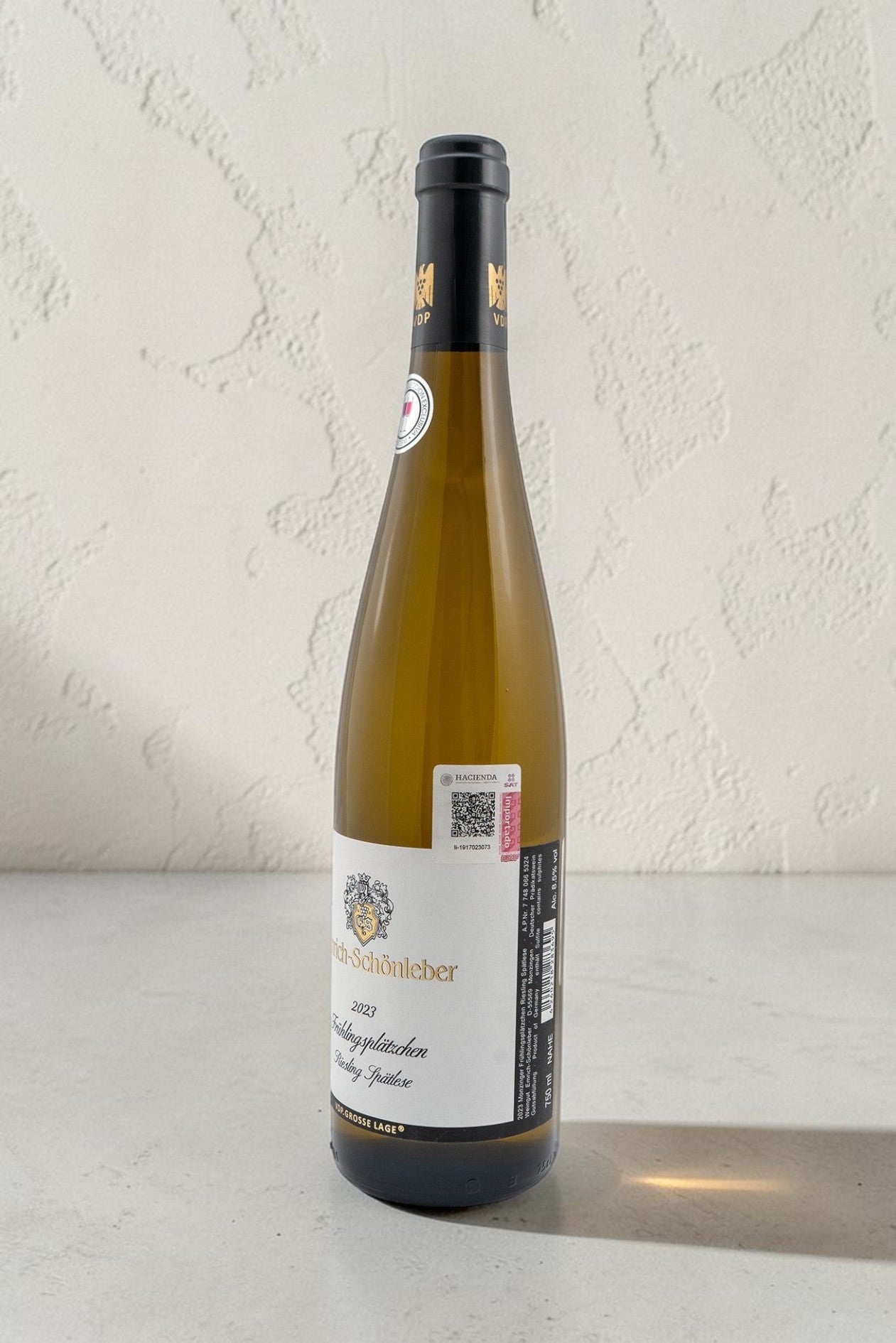 Botella de vino blanco Wellnex Emrich Schonleber Riesling Spatlese con etiqueta elegante sobre fondo neutro