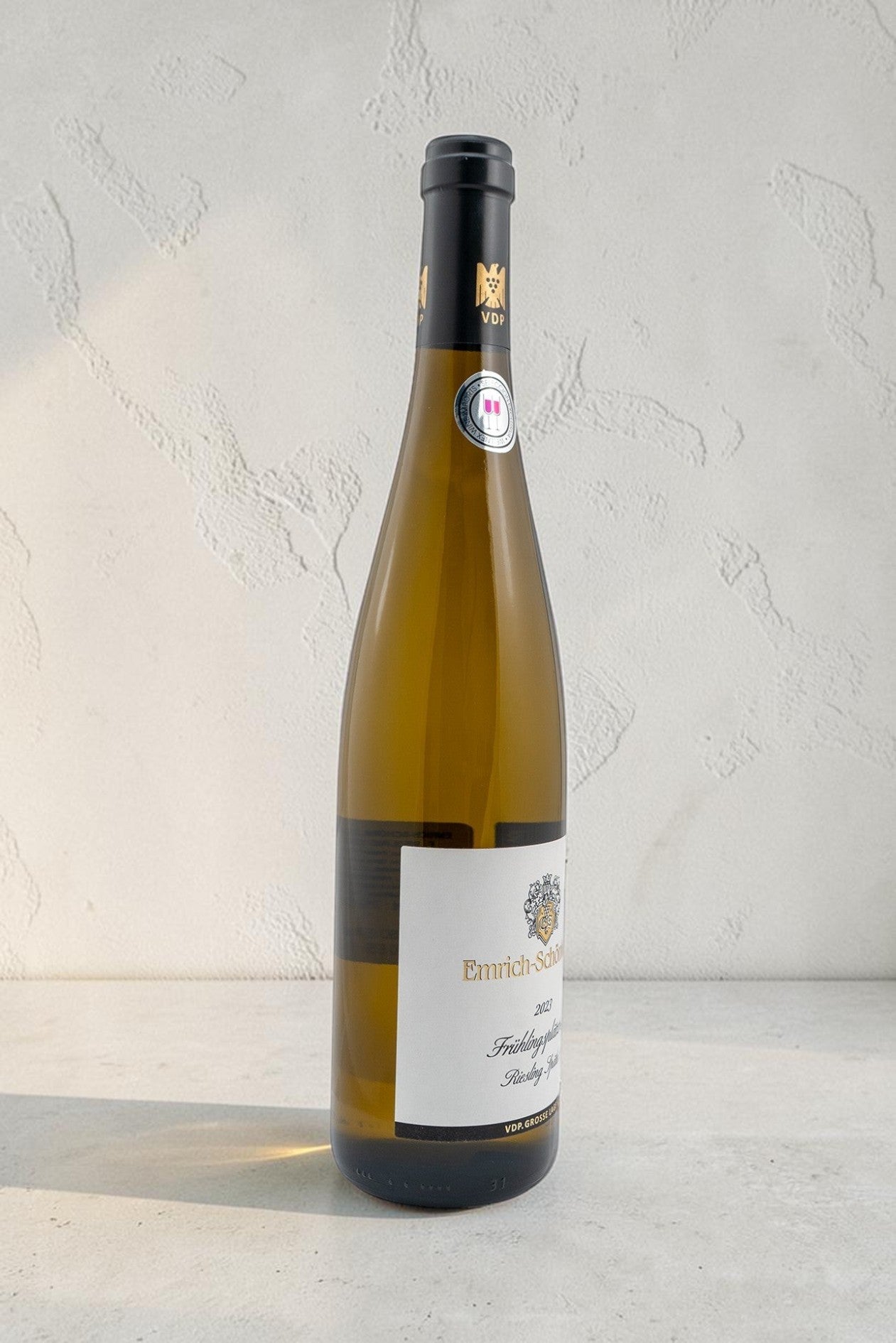 Botella de vino blanco Emrich Schonleber VB Fruhlingsplatzchen Riesling Spatlese de Wellnex sobre fondo claro