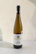 Botella de vino blanco Wellnex Emrich Shonleber VB Halenberg Riesling Auslese 2023 sobre fondo neutro