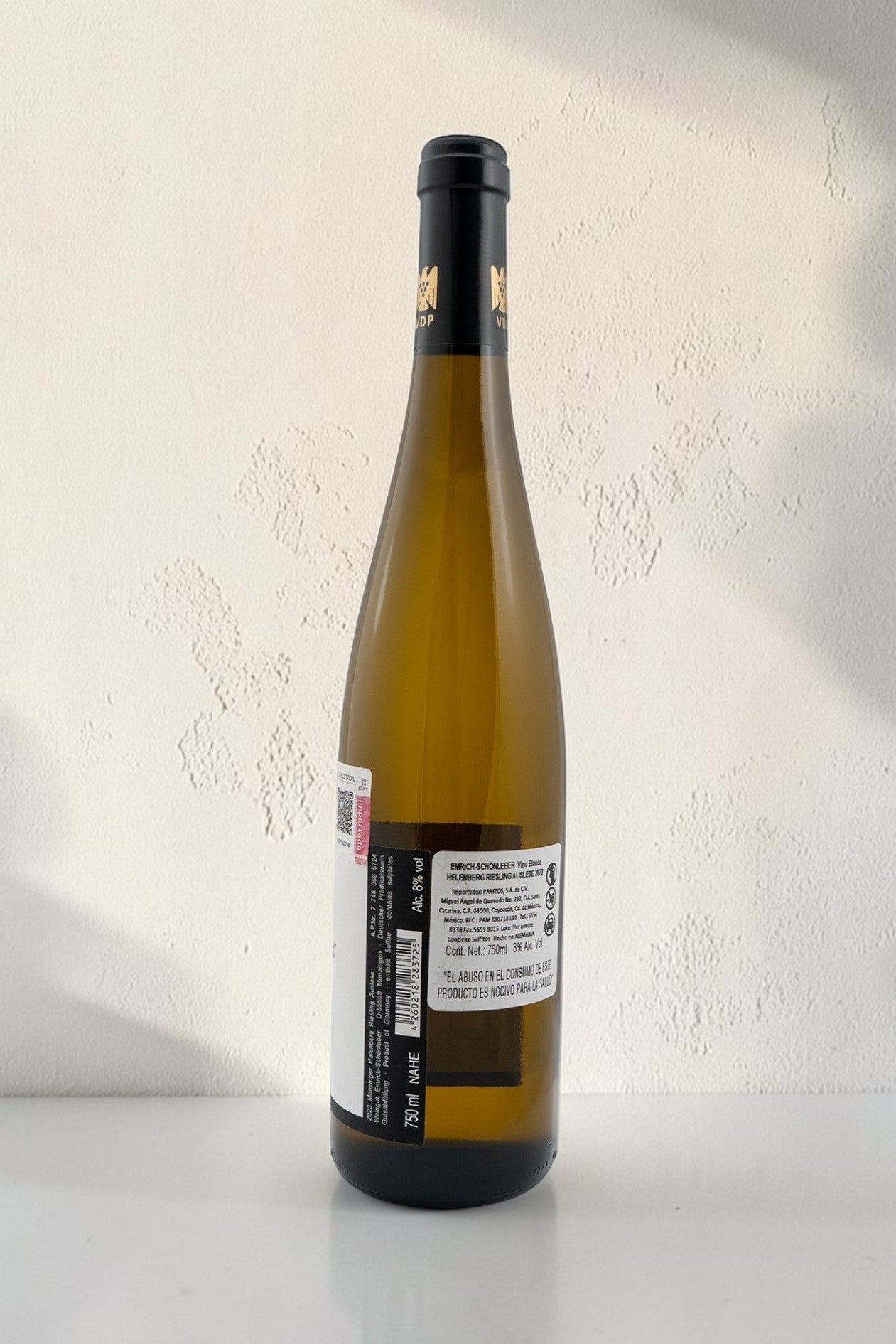 Botella de vino blanco Wellnex Emrich Shonleber VB Halenberg Riesling Auslese con etiqueta informativa en fondo claro