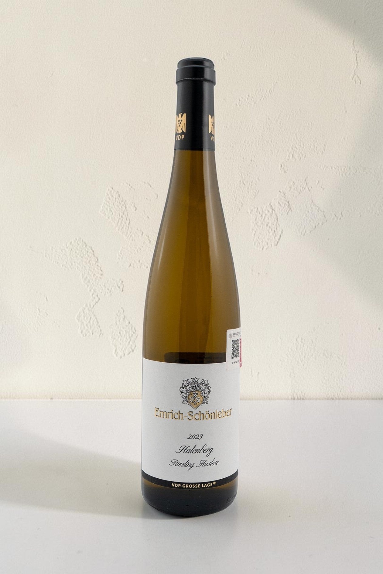 Botella de vino blanco Emrich Shonleber VB Halenberg Riesling Auslese 2023 de Wellnex con etiqueta elegante