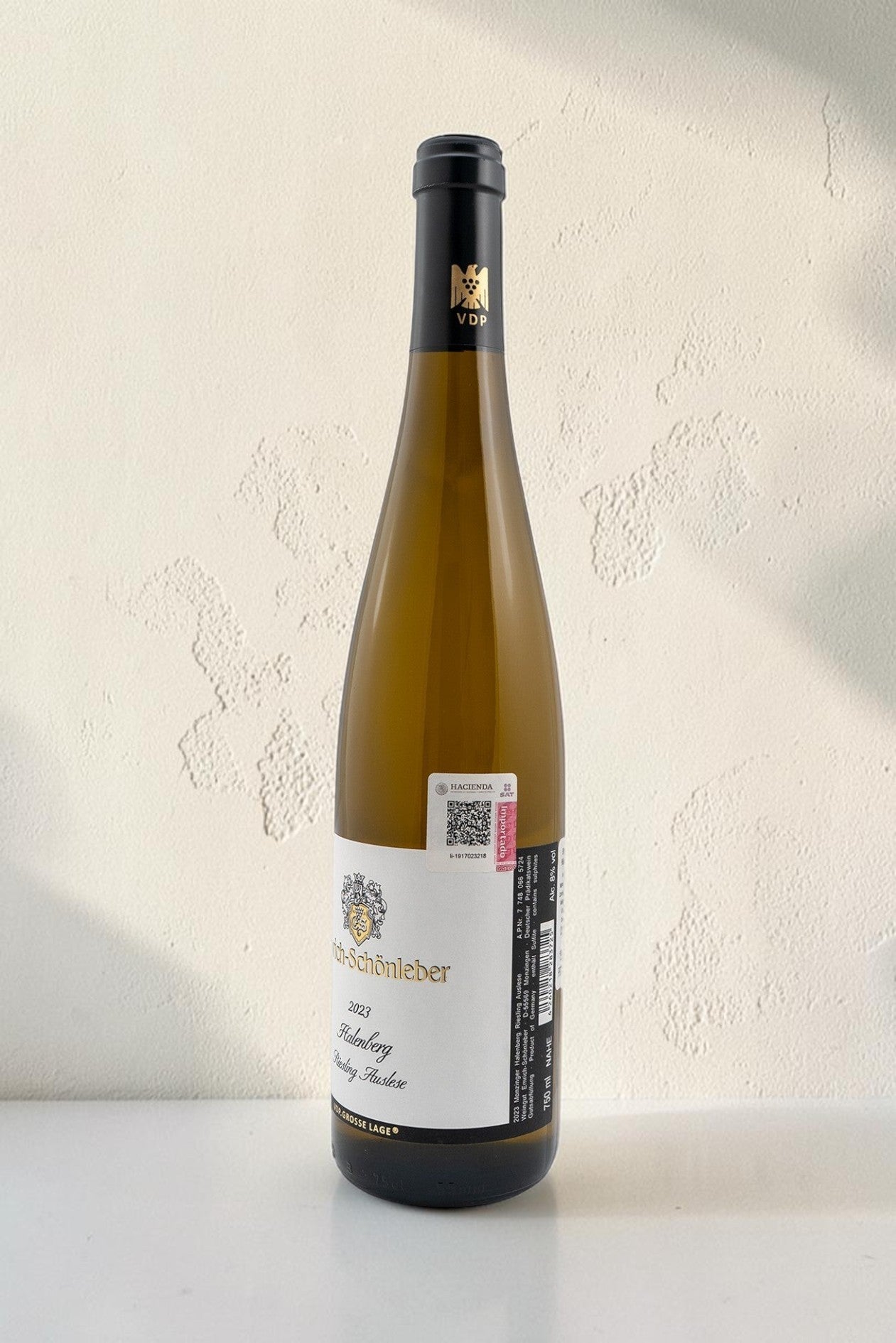 Botella de vino blanco Wellnex Emrich Shonleber VB Halenberg Riesling Auslese 2023 con etiqueta elegante