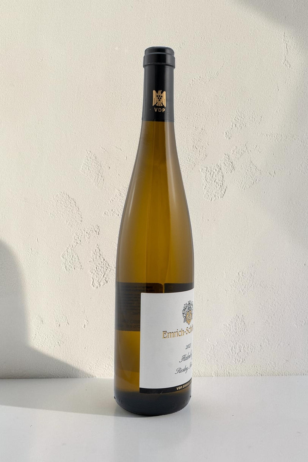 Botella de vino blanco Emrich Shonleber VB Halenberg Riesling Auslese 2023 de Wellnex sobre fondo blanco