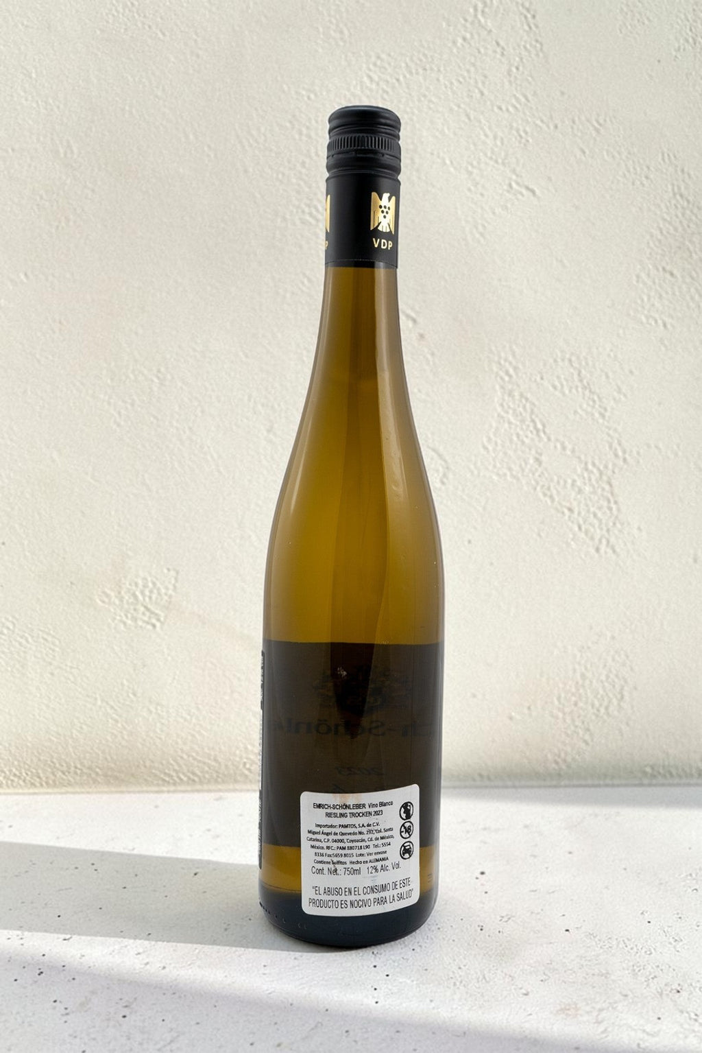 Botella de vino blanco Wellnex Emrich Shonleber VB Riesling Trocken con etiqueta trasera informativa