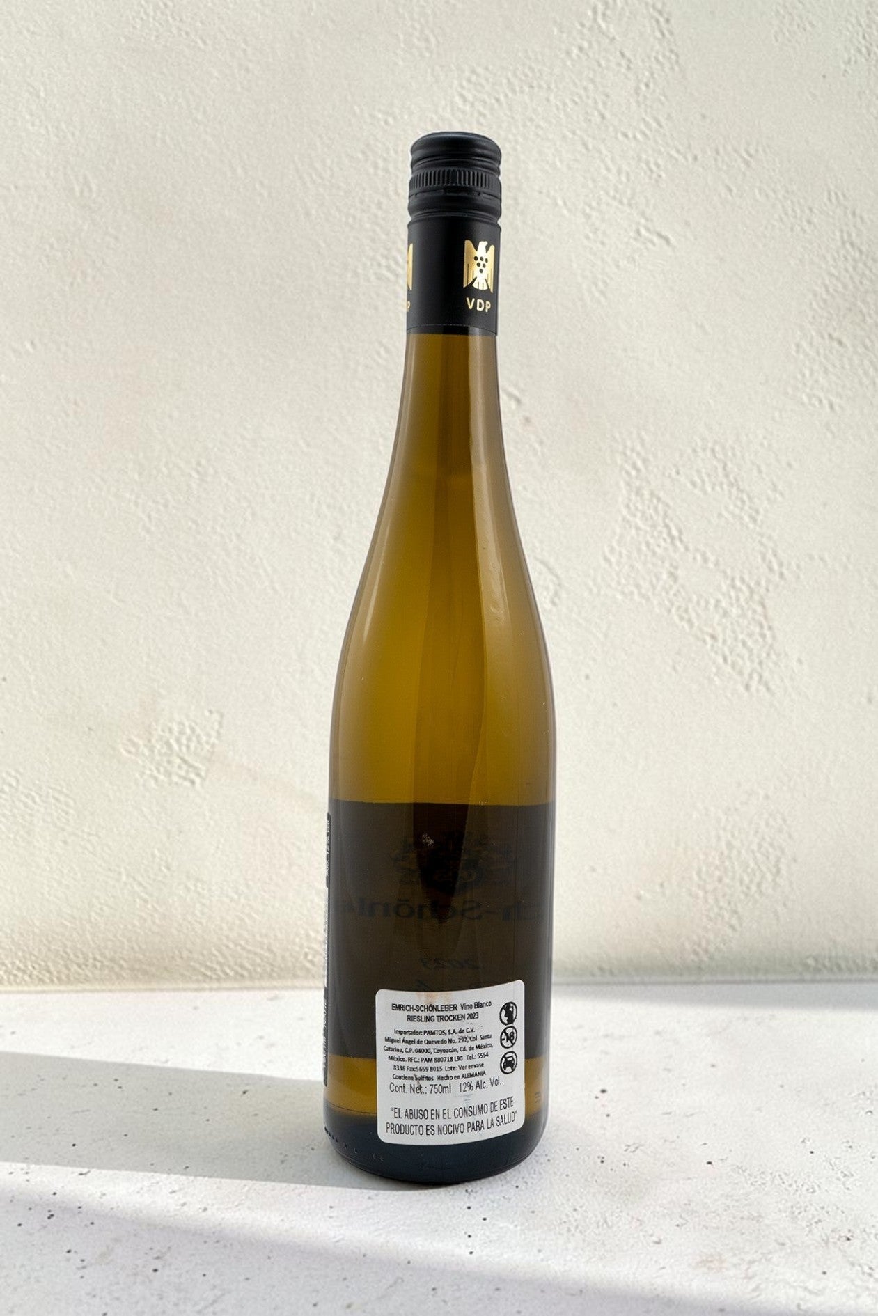 Botella de vino blanco Wellnex Emrich Shonleber VB Riesling Trocken con etiqueta trasera informativa