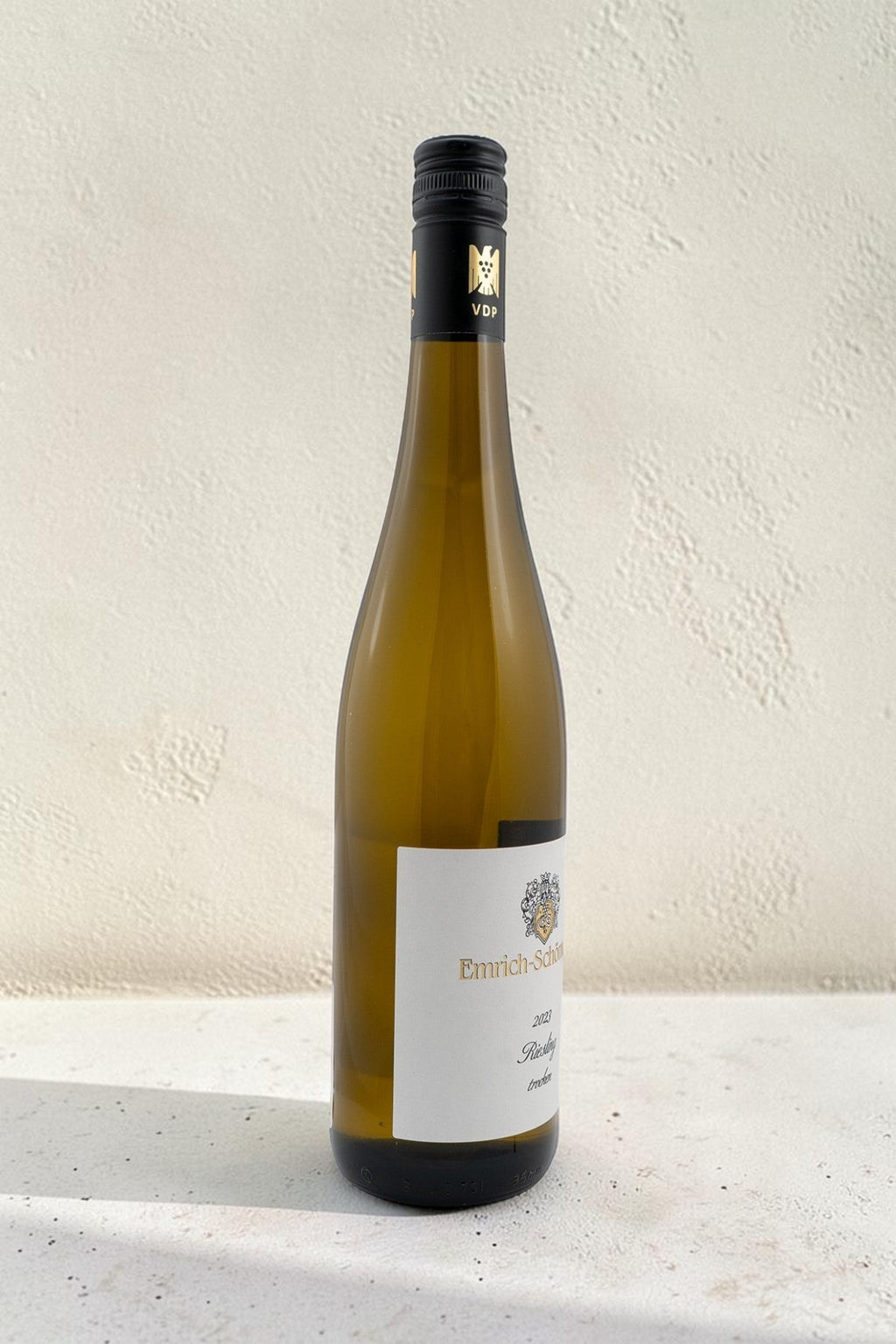 Botella de vino blanco Emrich Shonleber VB Riesling Trocken de Wellnex sobre fondo neutro