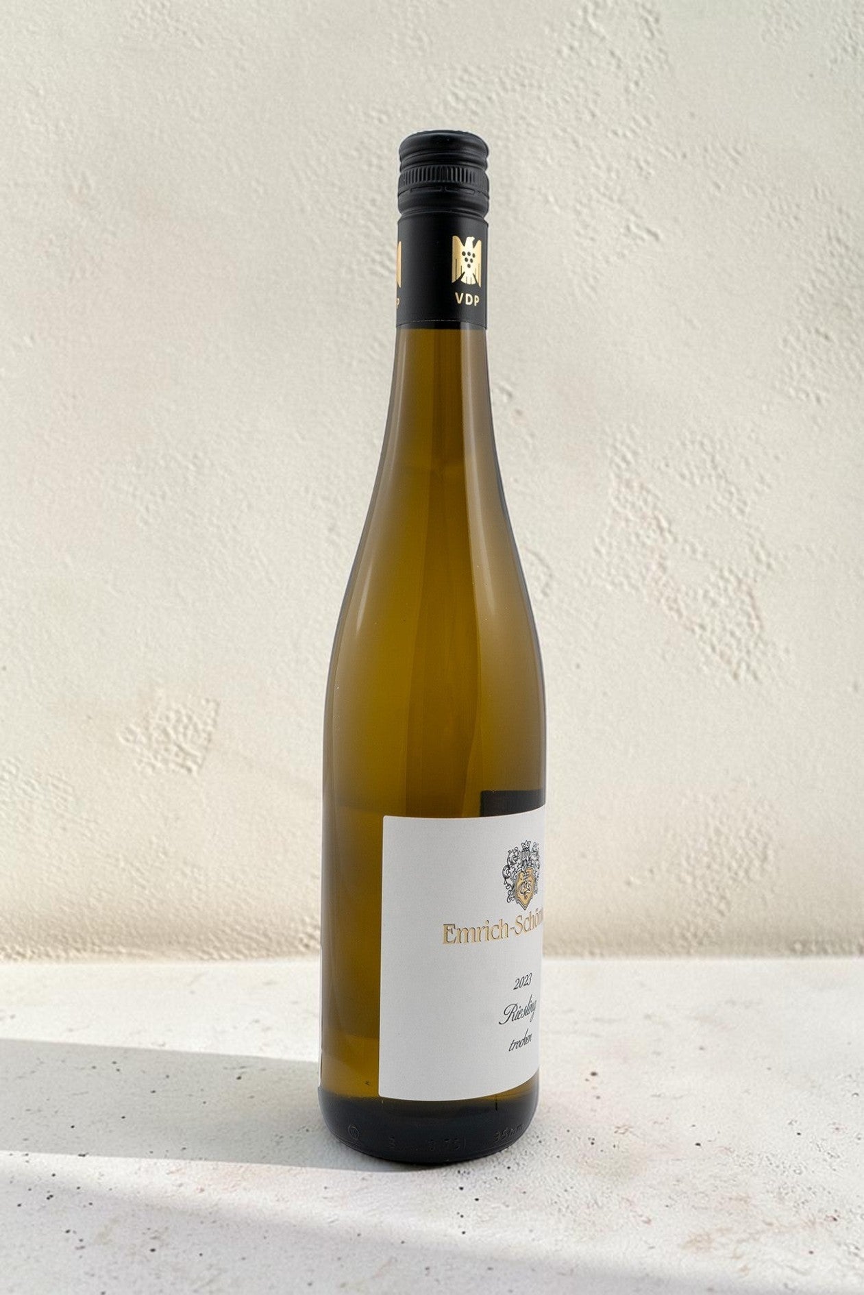 Botella de vino blanco Emrich Shonleber VB Riesling Trocken de Wellnex sobre fondo neutro