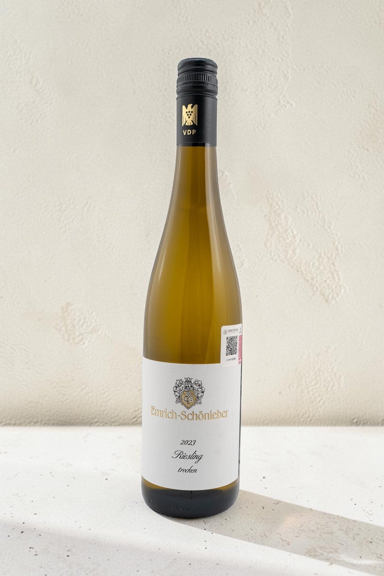 Botella de vino blanco Wellnex Emrich Shonleber VB Riesling Trocken 2023 con etiqueta elegante sobre fondo neutro