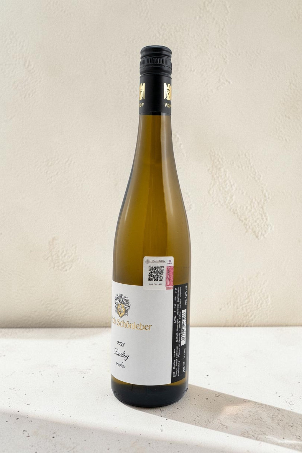 Botella de vino blanco Wellnex Emrich Shonleber VB Riesling Trocken 2023 con etiqueta elegante sobre fondo neutro