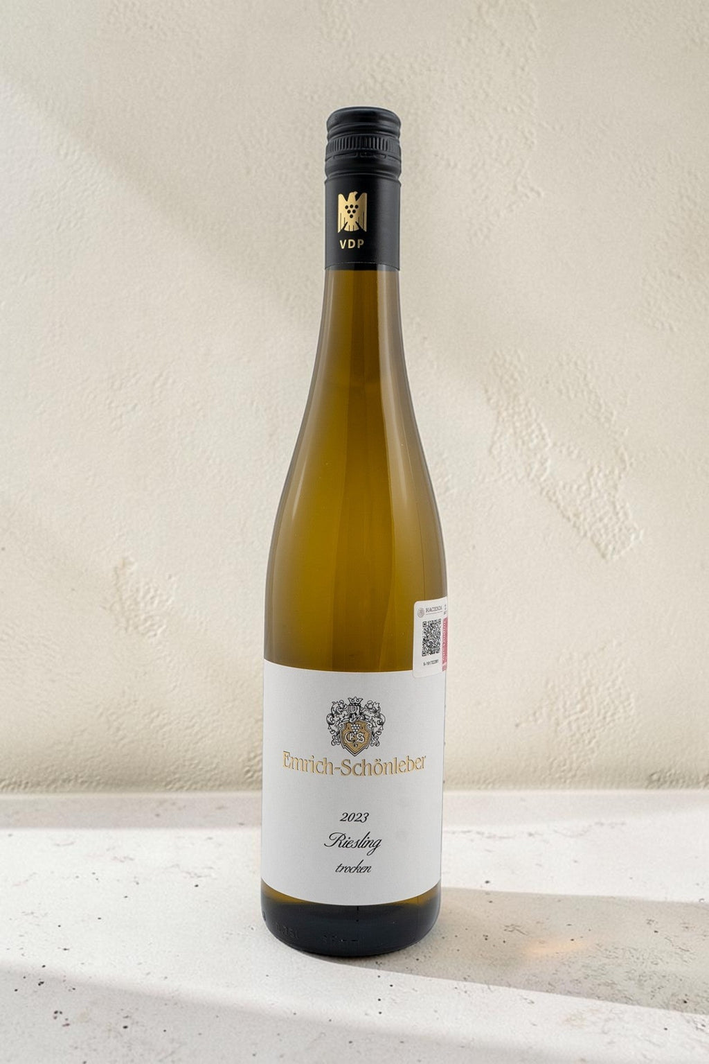 Botella de vino blanco Wellnex Emrich Shonleber VB Riesling Trocken 2023 con etiqueta clásica sobre fondo neutro