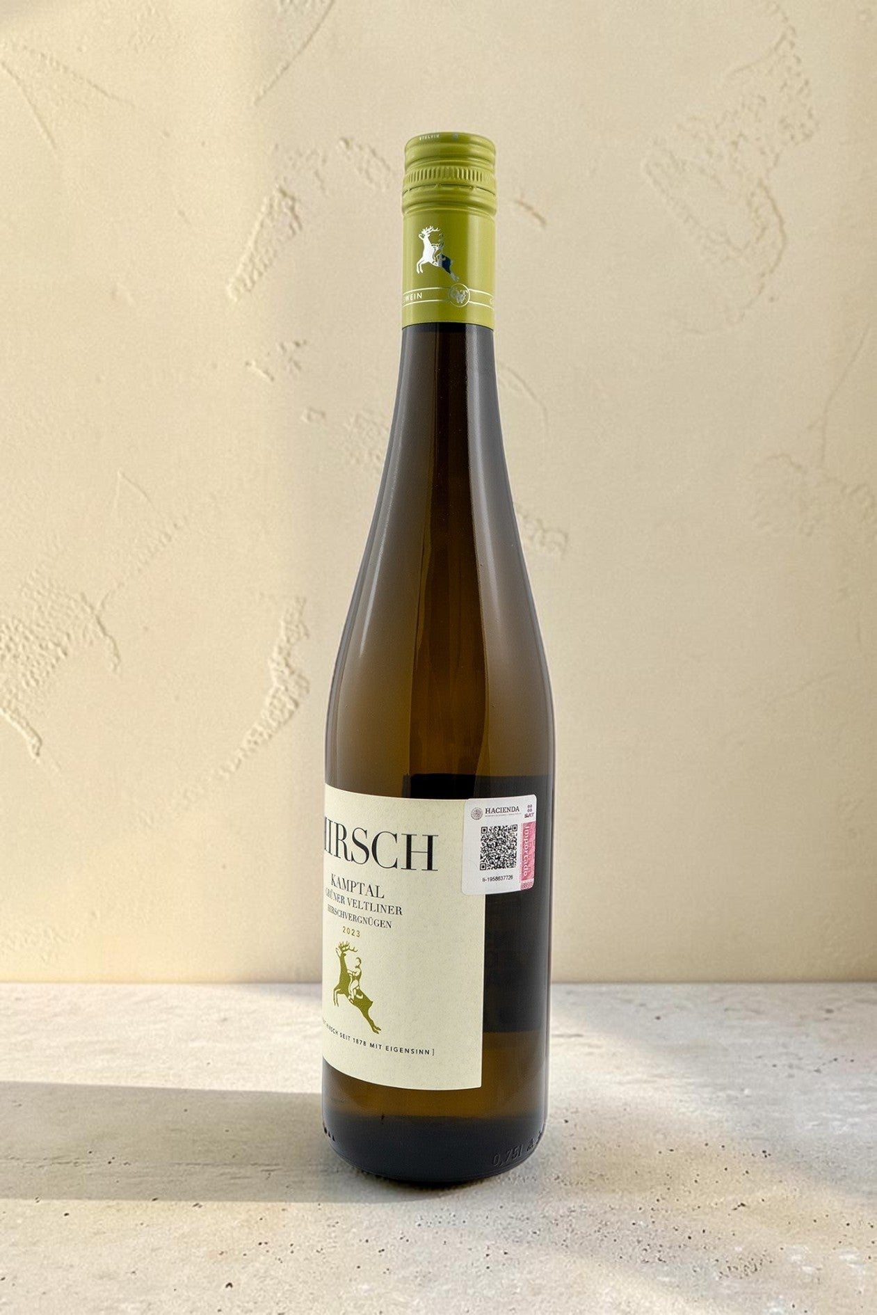 Botella de vino blanco Wellnex Hirsch VB Gruner Veltliner Kamptal con etiqueta elegante sobre fondo neutro