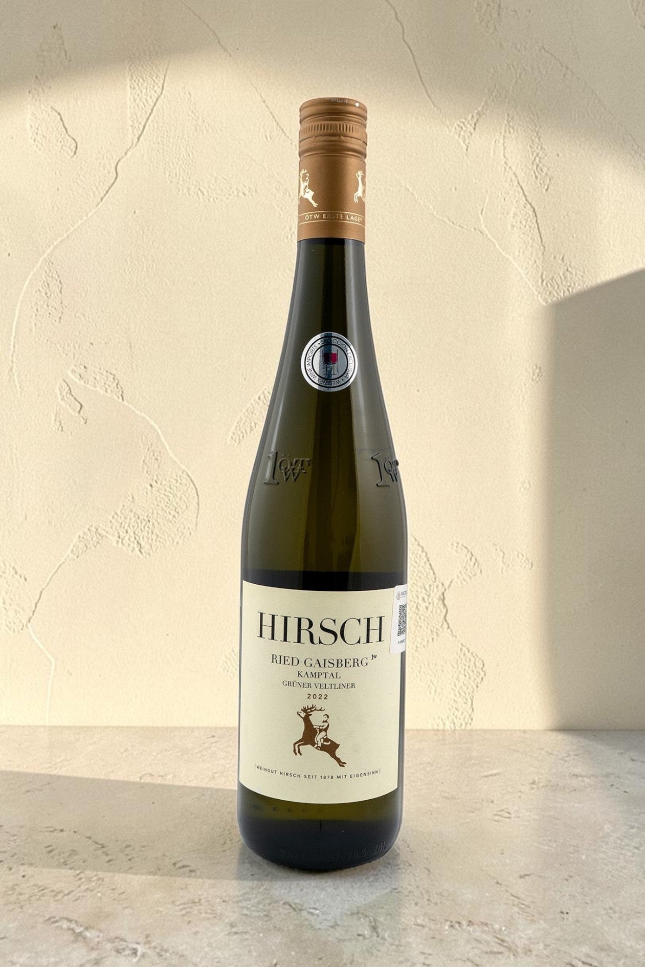 Botella de vino blanco Hirsch VB Ried Gaisberg Kammern Gruner Veltliner de Wellnex sobre fondo neutro