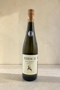 Botella de vino blanco Wellnex Hirsch Ried Gaisberg Gruner Veltliner con etiqueta elegante sobre fondo neutro