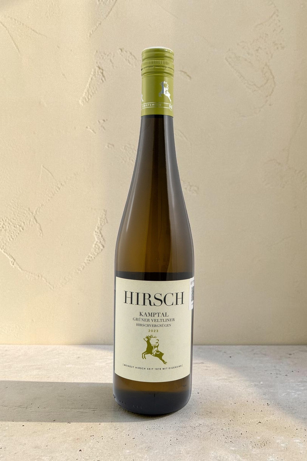 Botella de vino blanco Hirsch VB Gruner Veltliner Kamptal de Wellnex con etiqueta de ciervo sobre fondo neutro