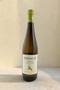 Botella de vino blanco Hirsch VB Gruner Veltliner Kamptal de Wellnex con etiqueta de ciervo sobre fondo neutro