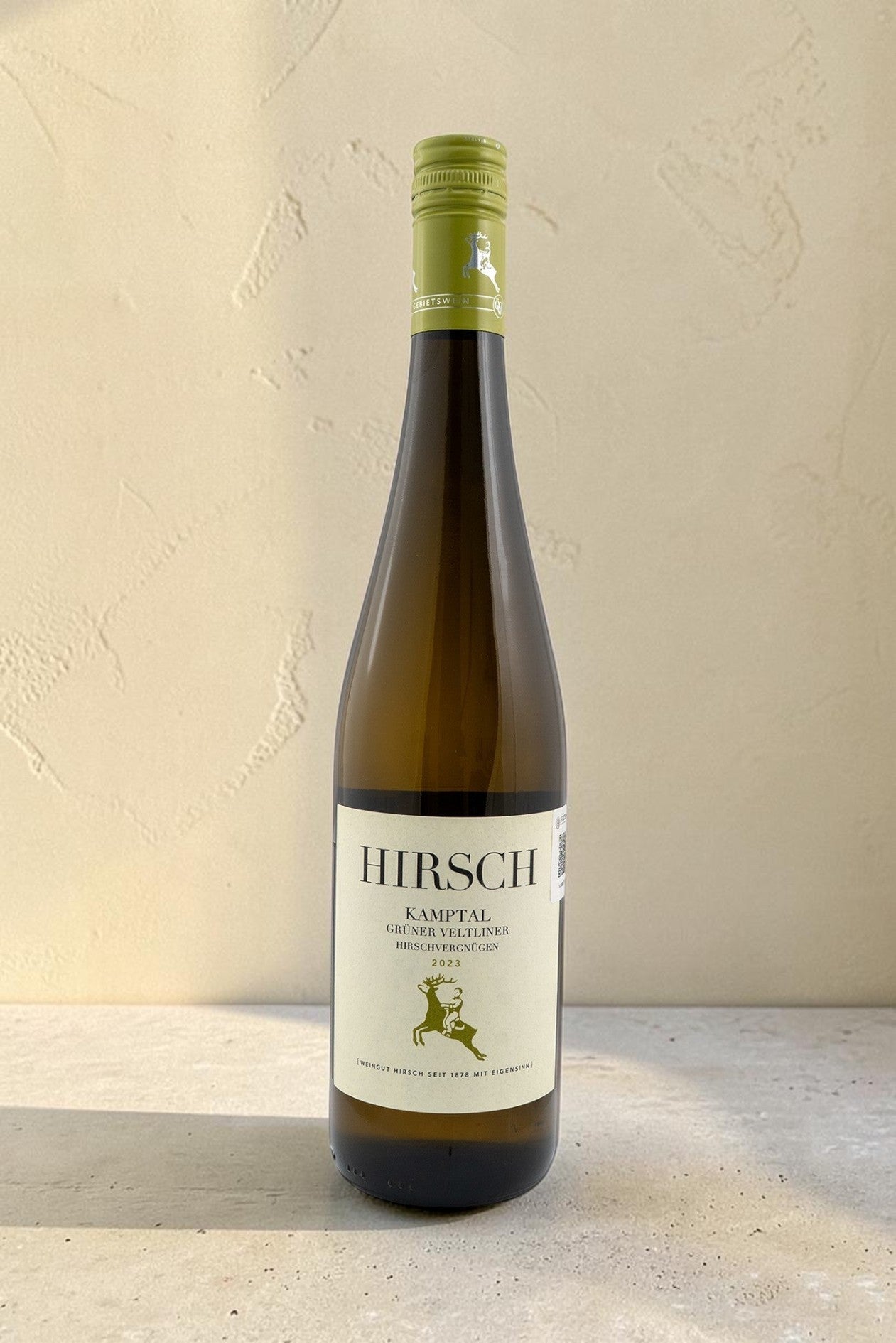Botella de vino blanco Hirsch VB Hirschvergnugen Gruner Veltliner Kamptal 2023 de Wellnex sobre fondo neutro