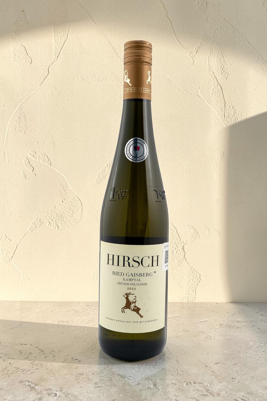 Botella de vino blanco Hirsch VB Ried Gaisberg Kammern Gruner Veltliner de Wellnex sobre fondo neutro