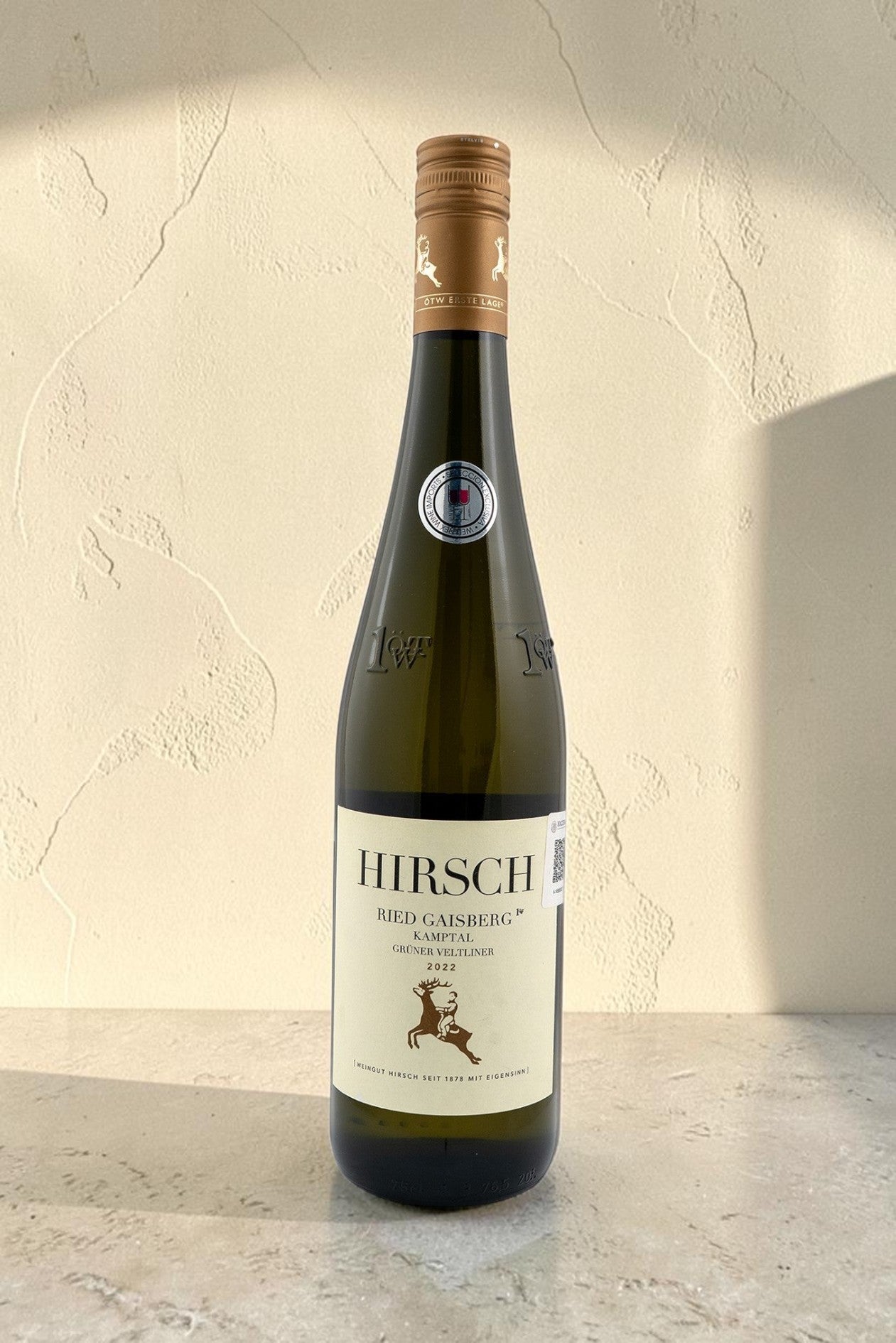 Botella de vino blanco Hirsch VB Ried Gaisberg Kammern Gruner Veltliner de Wellnex sobre fondo neutro