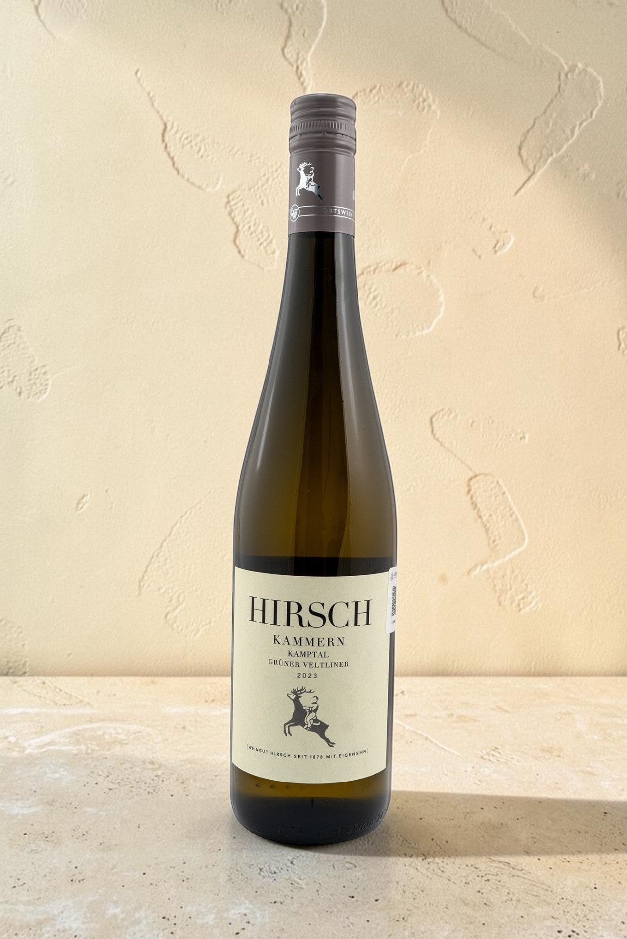 Botella de vino blanco Hirsch VB Kammern Gruner Veltliner de Wellnex sobre fondo neutro con etiqueta elegante