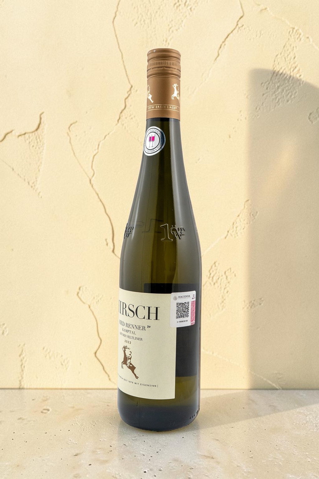 Botella de vino blanco Hirsch VB Ried Renner Kammern Gruner Veltliner de Wellnex sobre fondo neutro