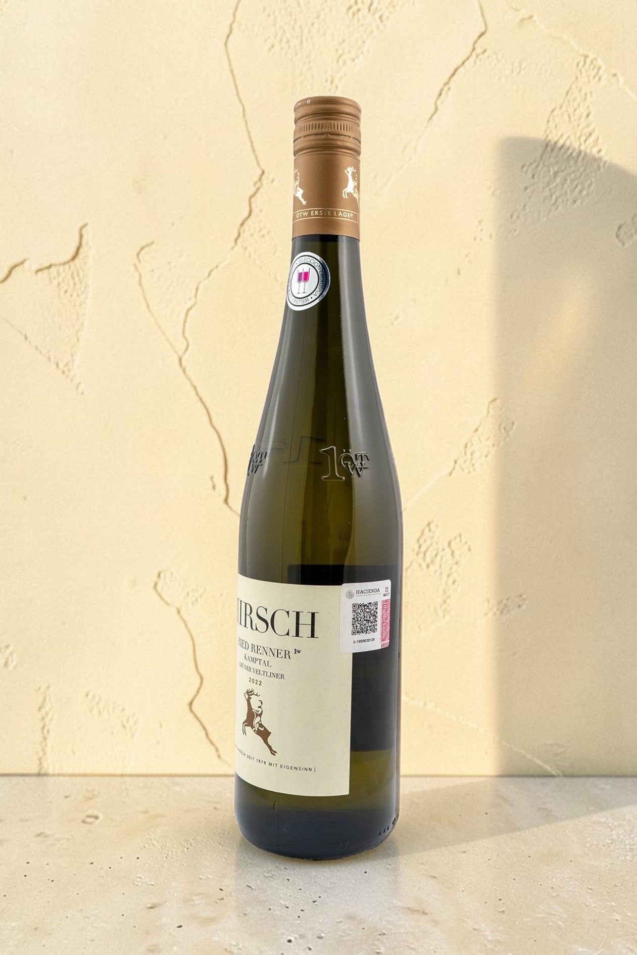 Botella de vino blanco Hirsch VB Ried Renner Kammern Gruner Veltliner de Wellnex sobre fondo neutro