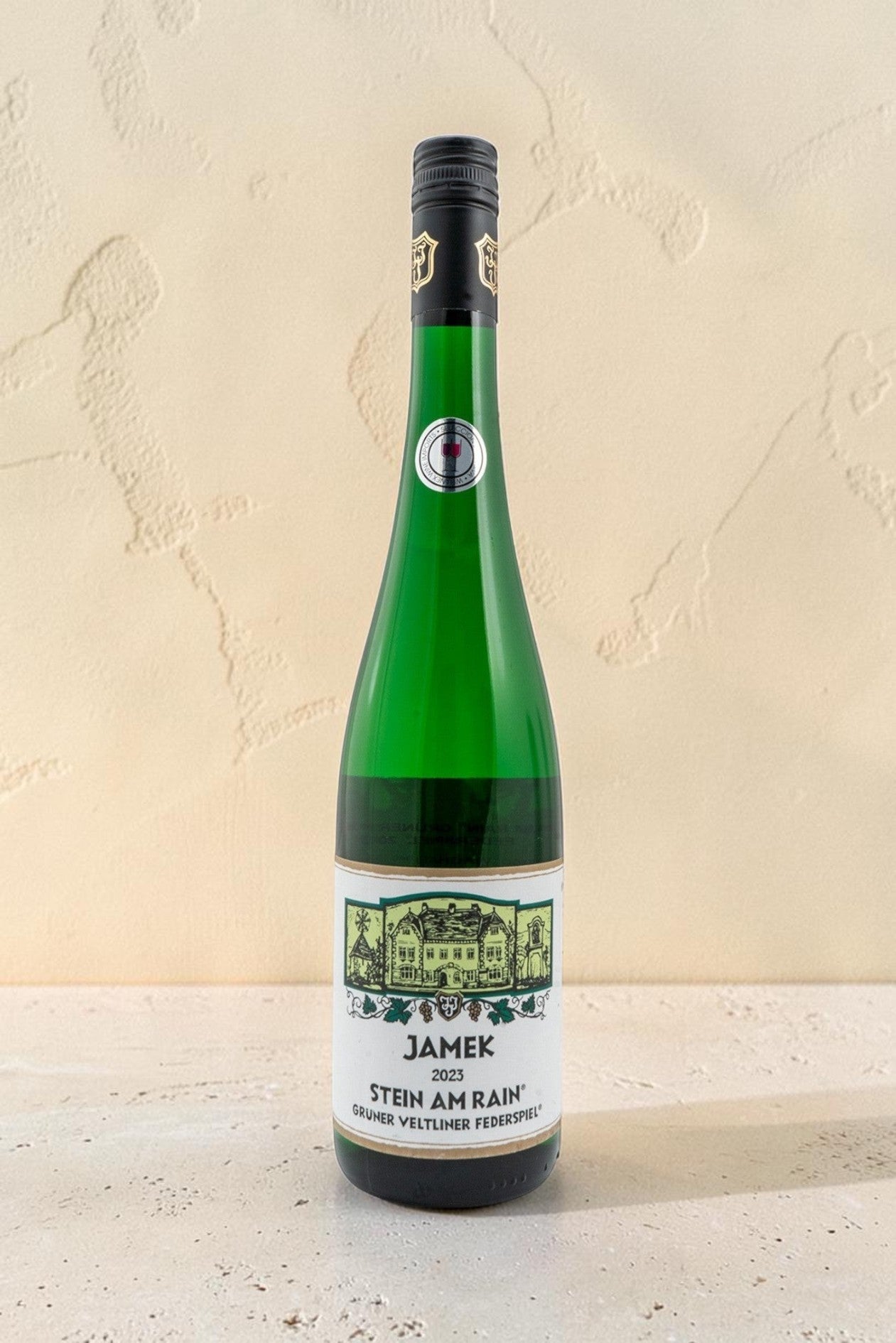 Botella de vino blanco Wellnex Jamek Stein AM Rain Gruner Veltliner Federspiel con etiqueta ilustrada clásica