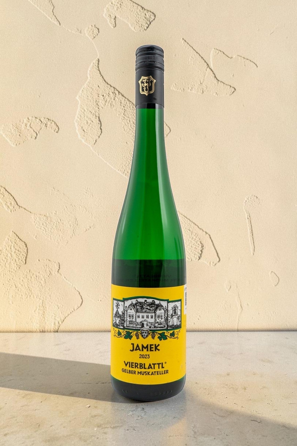 Botella de vino blanco Wellnex Jamek Vierblattl Gelber Muskateller 2023 con etiqueta amarilla ilustrada