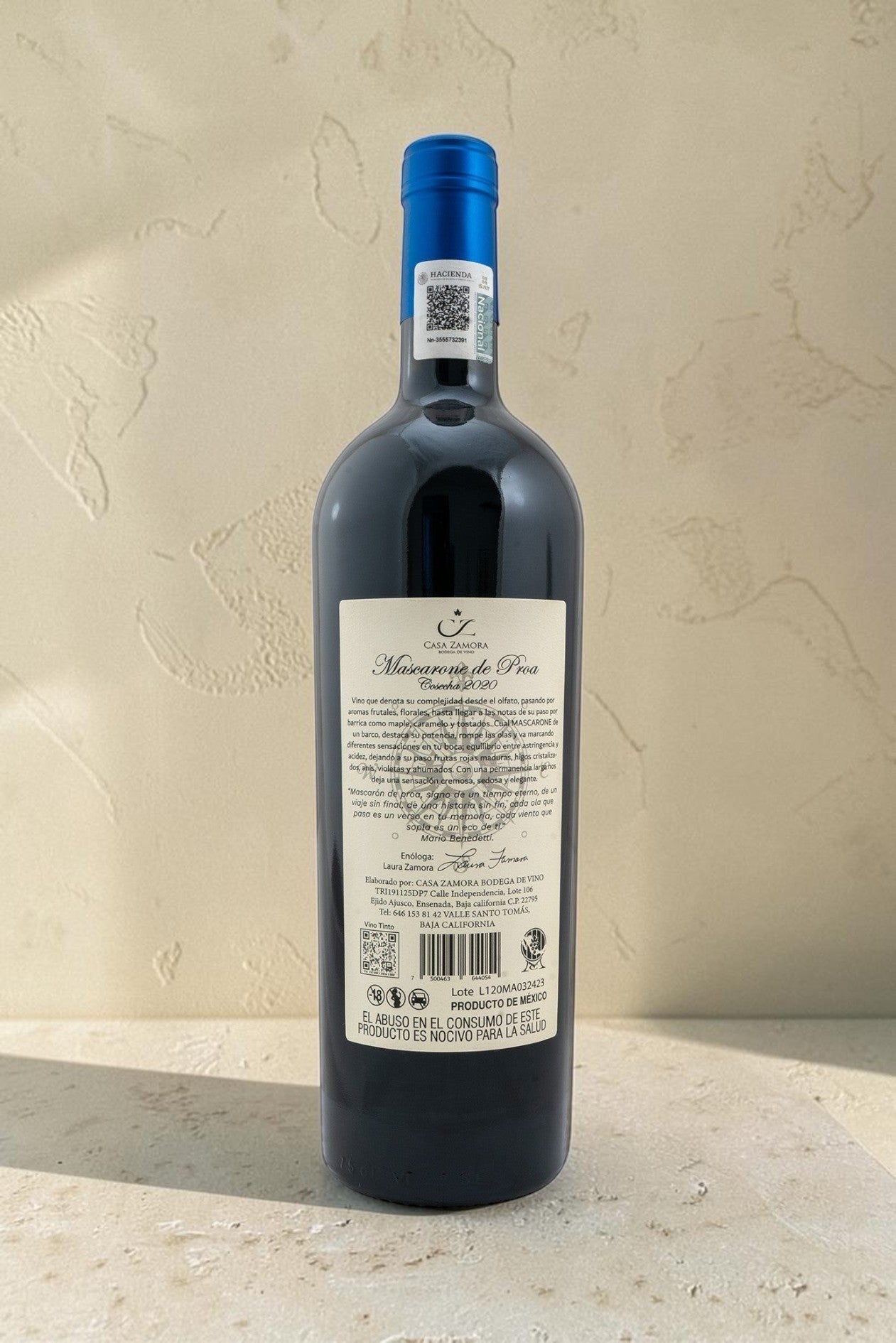 Botella de vino tinto Wellnex Mascarone de Proa con etiqueta trasera detallada y cápsula azul sobre fondo neutro