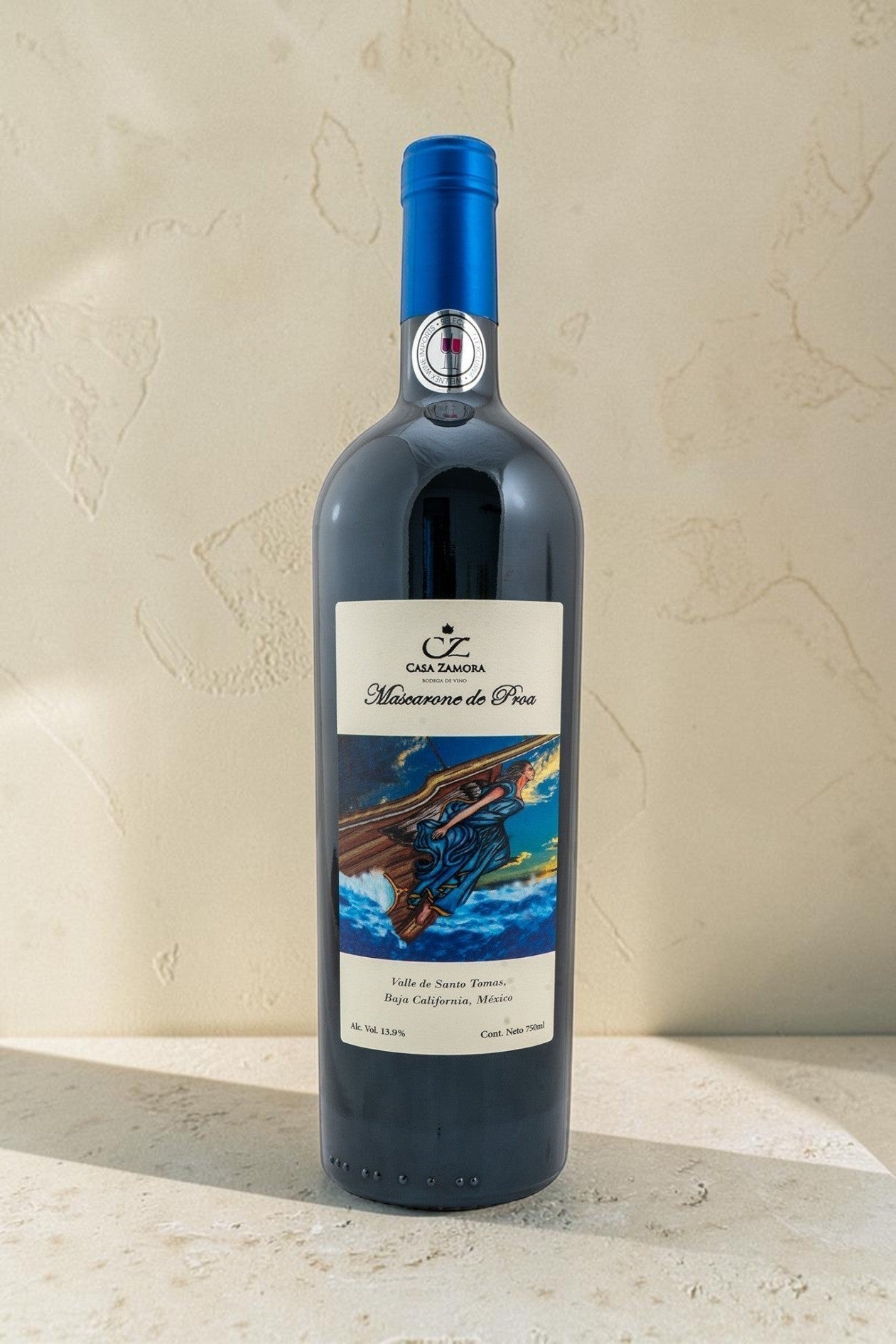 Botella de vino tinto Mascarone de Proa de Wellnex con etiqueta ilustrada sobre fondo neutro